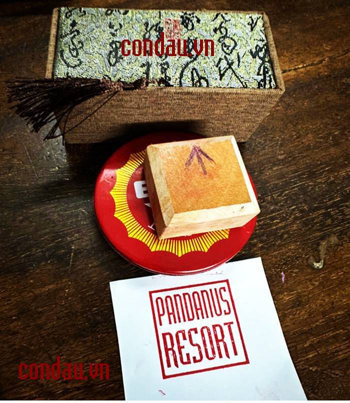 Con dấu gỗ logo Pandanus resort khắc tại condau.vn. 5x5cm